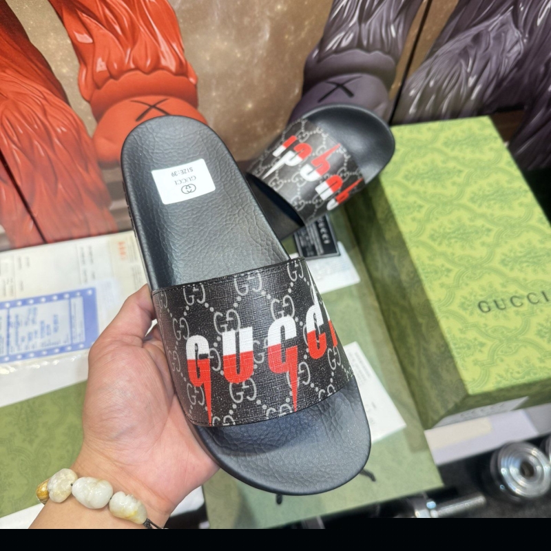 G*u*i slippers